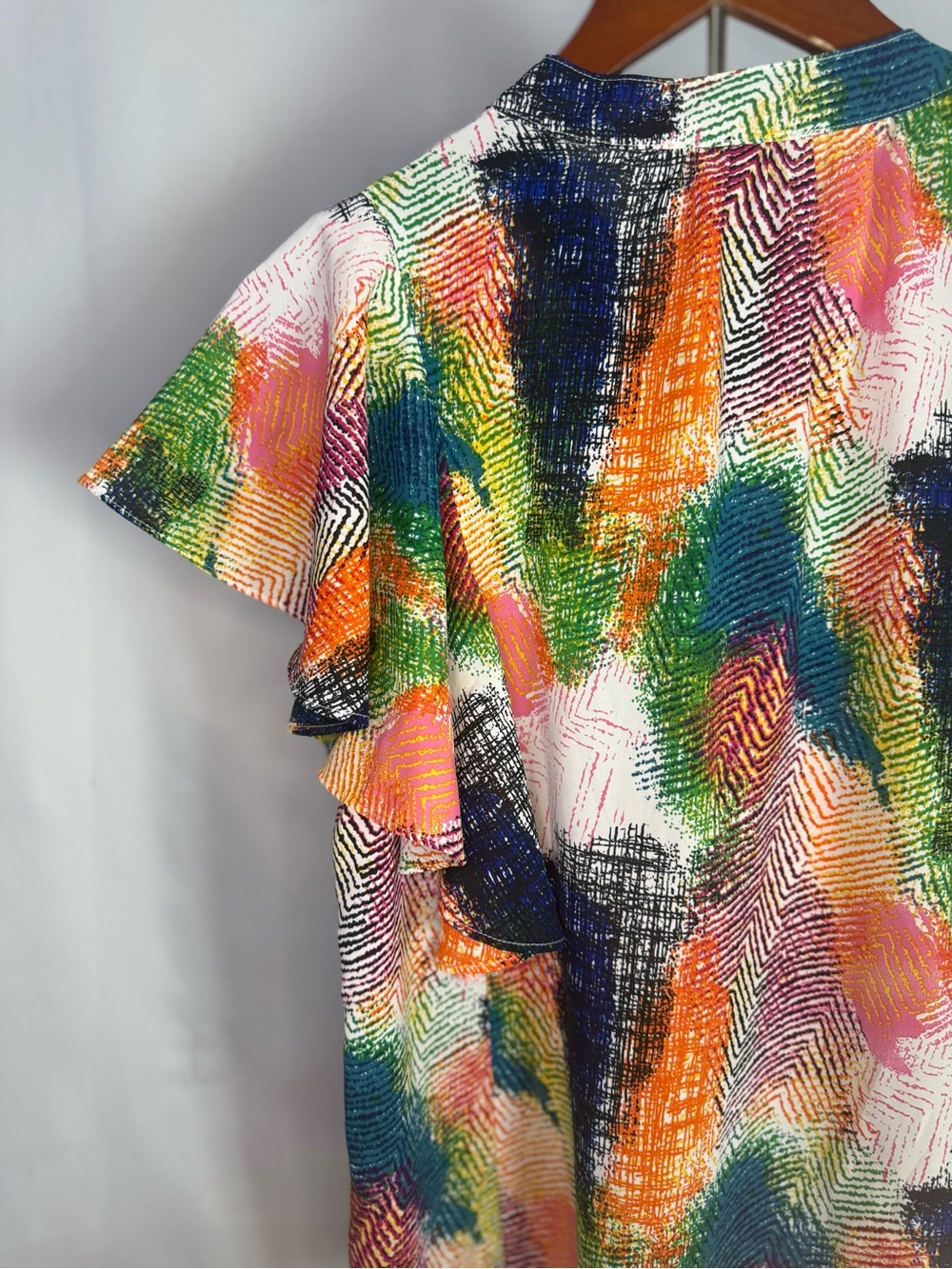 Entro - Abstract Multicolor Ruffled Flutter-Sleeve V-Neck Top - Size M - Picture 6 of 7